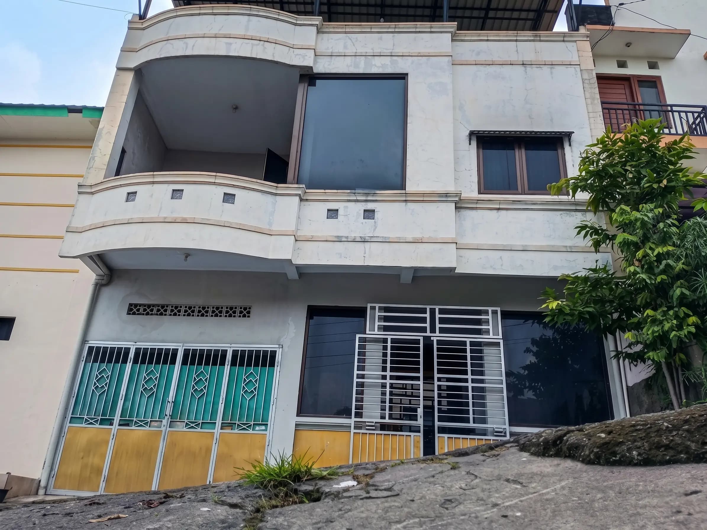 Gedung Depan Kost Putri Pintu Surga Jebres Solo Dekat Kampus UNS